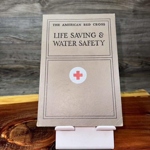 AMERICAN RED‎ CROSS LIFE SAVING & WATER SAFETY BOOK 30th Print 1972 - Picture 1 of 3